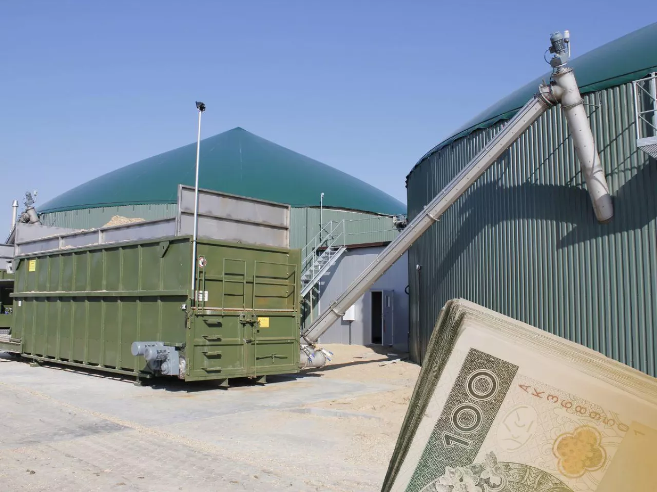 biogazownia rolnicza, po prawej u dołu banknoty polskie