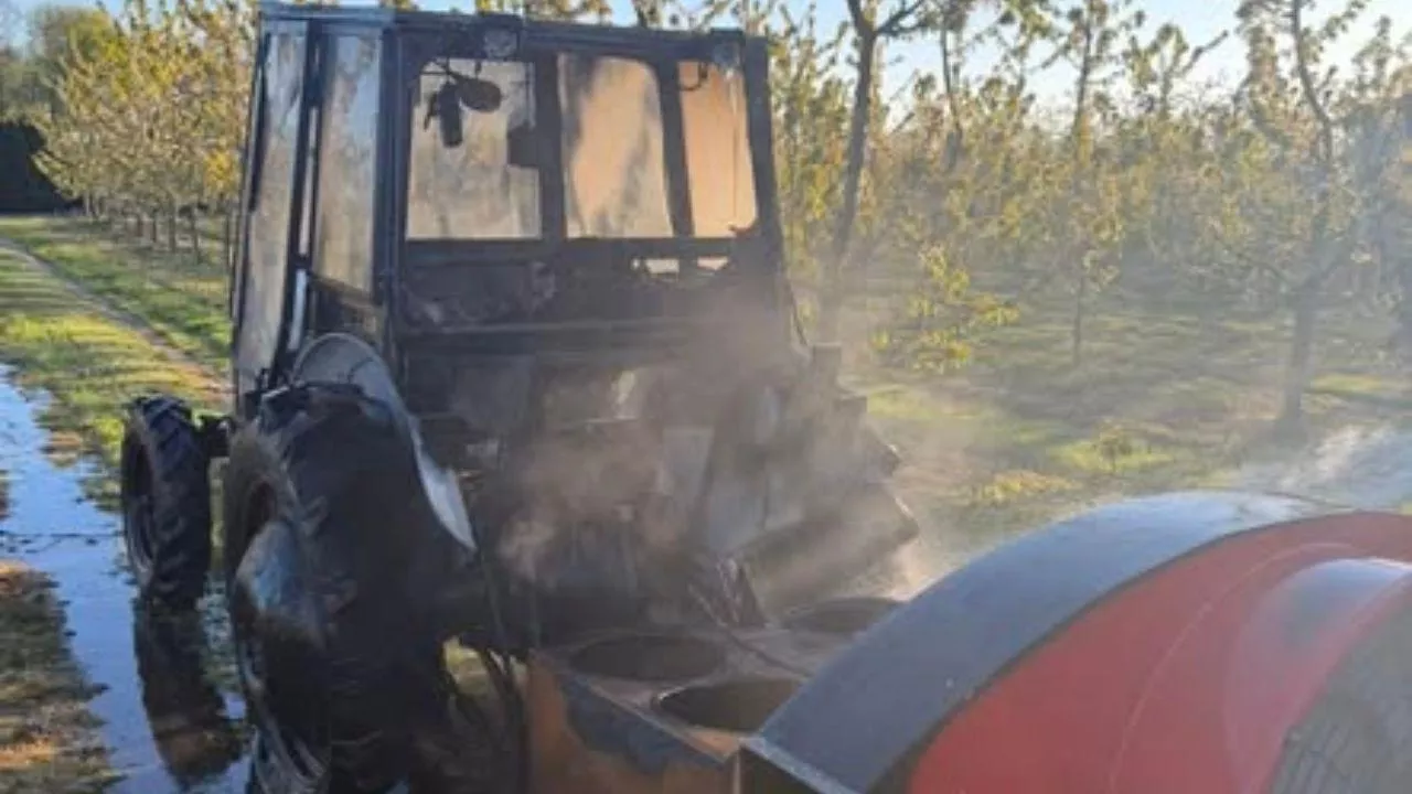 Ciągnik spłonął niemal doszczętnie