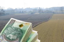 ziemia rolna, banknoty polskie po lewej