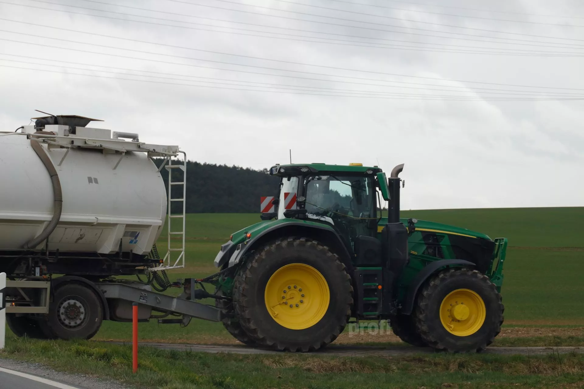 Nowy John Deere 6R 250 przyłapany w polu. Ten ciągnik może namieszać na rynku