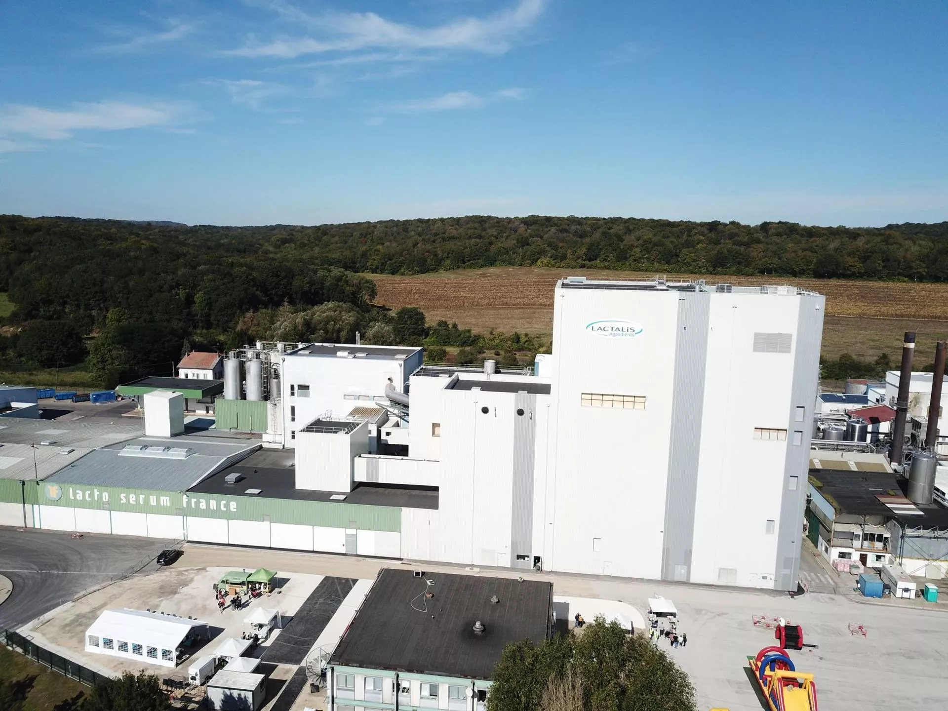 Mleczny gigant tnie ceny mleka. "Takiej nadwyżki w Europie jeszcze nie było"