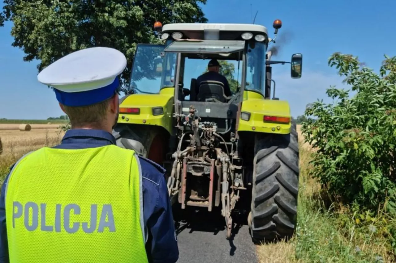 Mazowiecka Policja przypomina o zasadach, które uchronią rolnika i osoby towarzyszące przed wypadkami podczas prac polowych