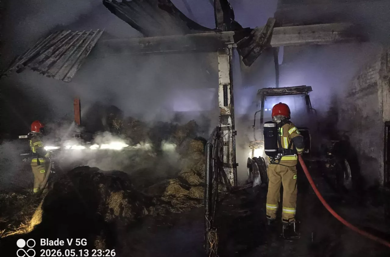 Najpierw podpalił ciągnik i budynek, potem ruszył do gaszenia