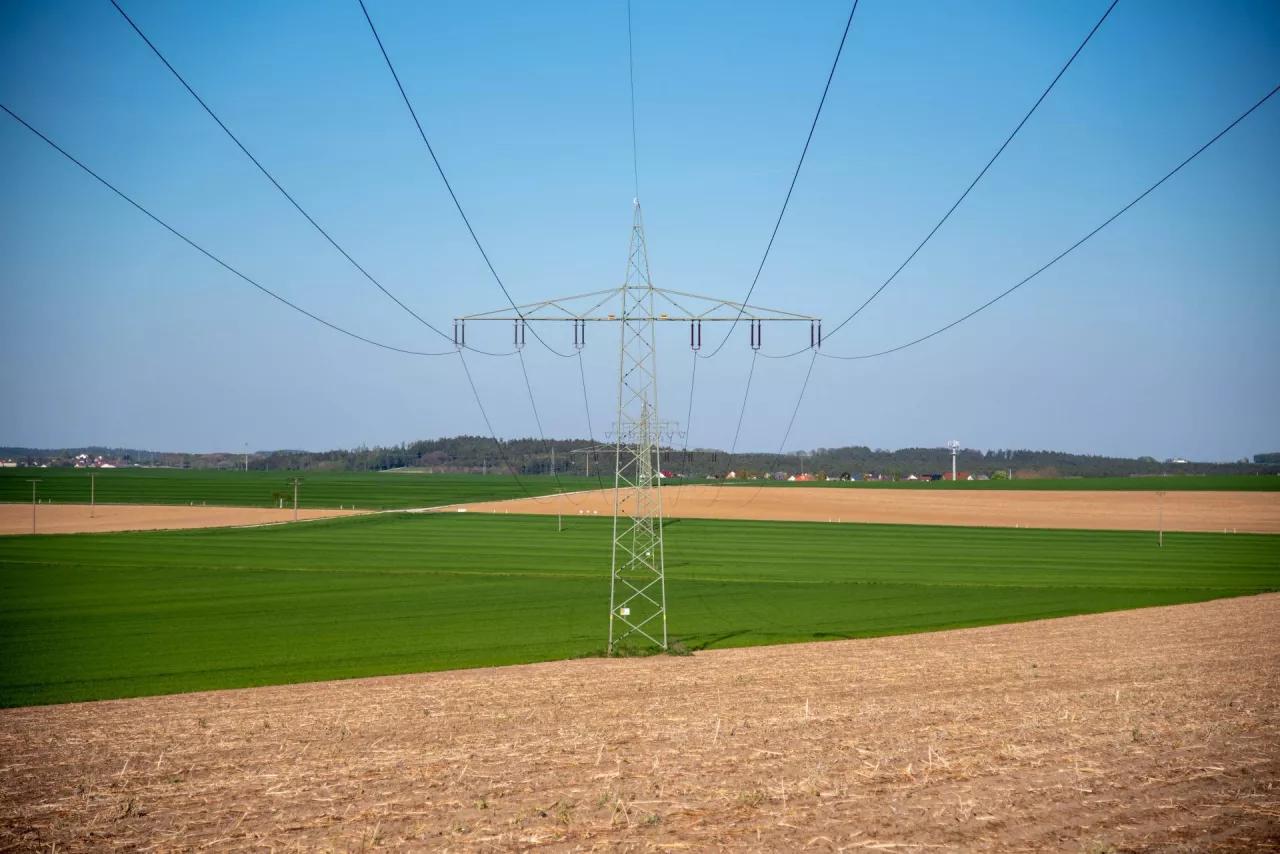 Słupy energetyczne na polu