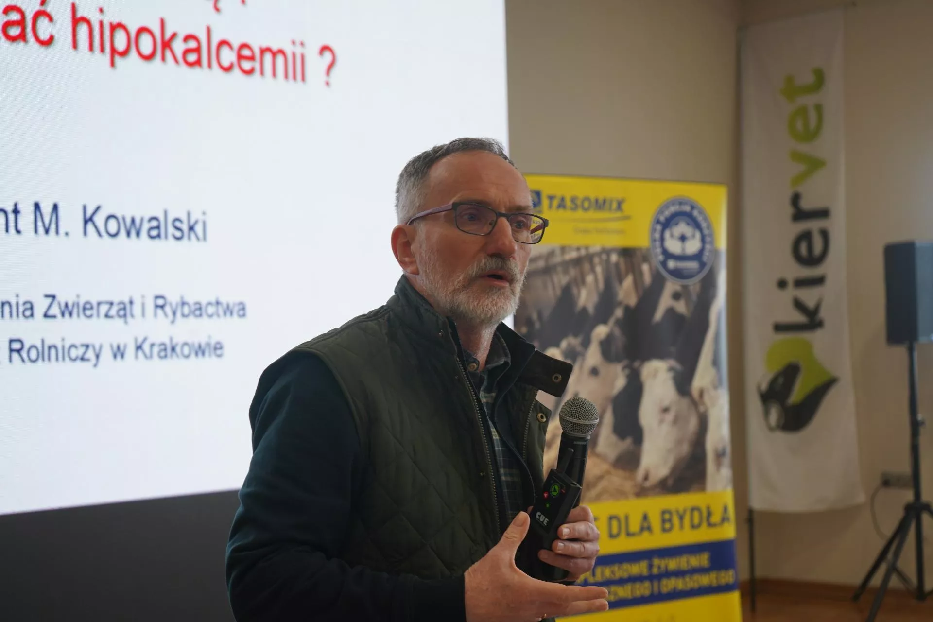 Jedna krowa zalega, choćby 10 może chorować. Ekspert ostrzega rolników