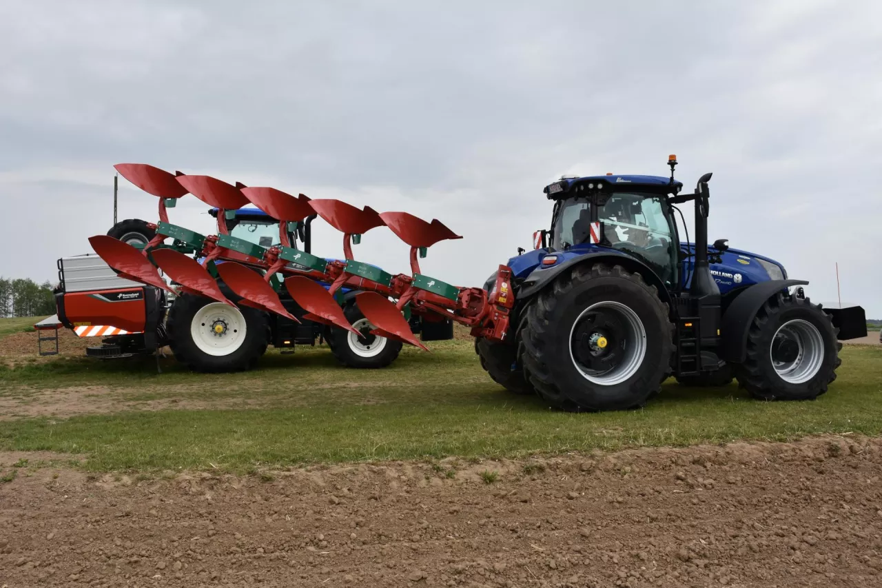 W pługu Kverneland 2501i-Plough ISOBUS obejmuje cztery podstawowe funkcje: orkę, transport, znakowanie i podłączanie.