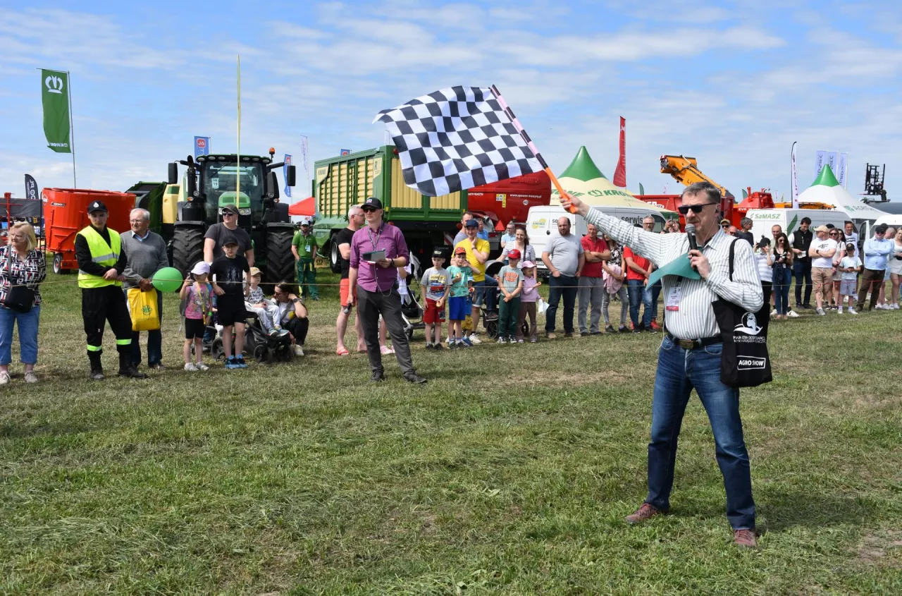 Rolniczy wyścig gigantów. Tłumy patrzyły, gdy maszyny ruszyły w pole