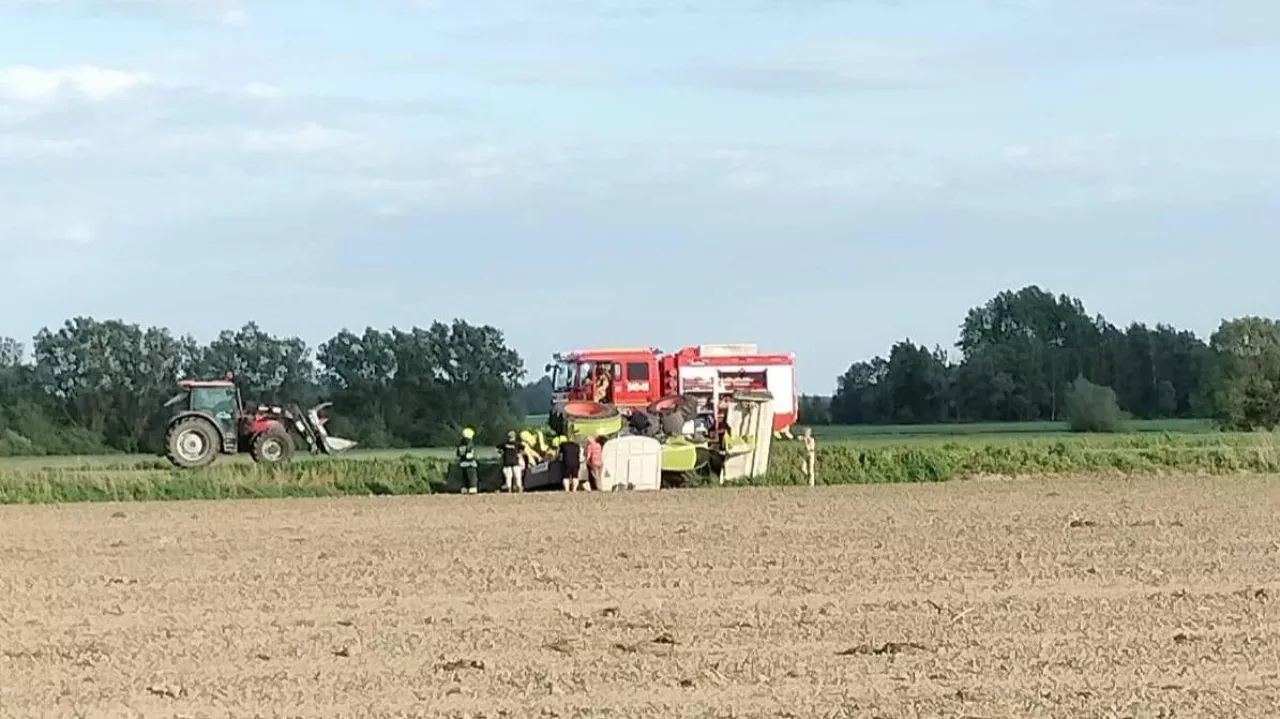 Służby dostały informację o wywrotce ciągnika rolniczego, gdy dotarł na miejsce szybko okazało się dlaczego ciągnik się przewrócił