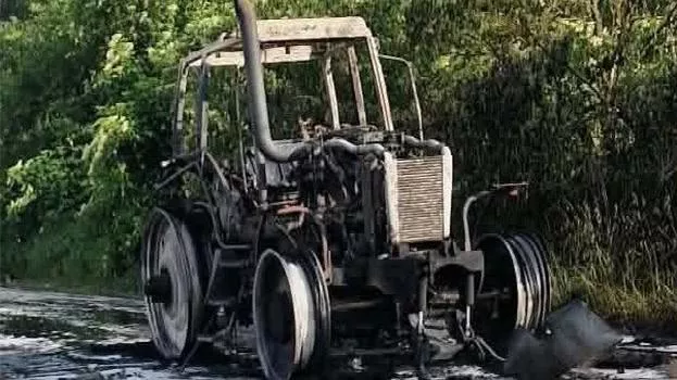 Ciągnik spłonął na polu. W pobliżu nie było nikogo