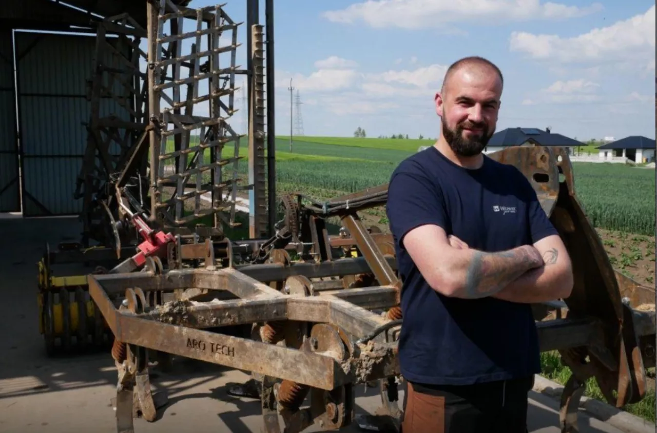 Ma 360 ha i nie kupuje maszyn za miliony. Buduje je sam