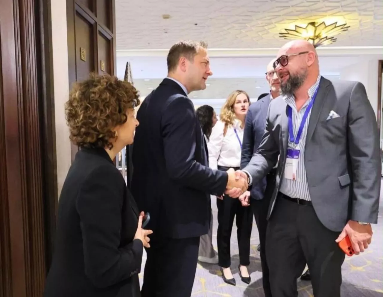 Jacek Zarzecki z Polskiej Platformy Zrównoważonej Wołowiny i Komisarz UE ds. rolnictwa Christophe Hansen