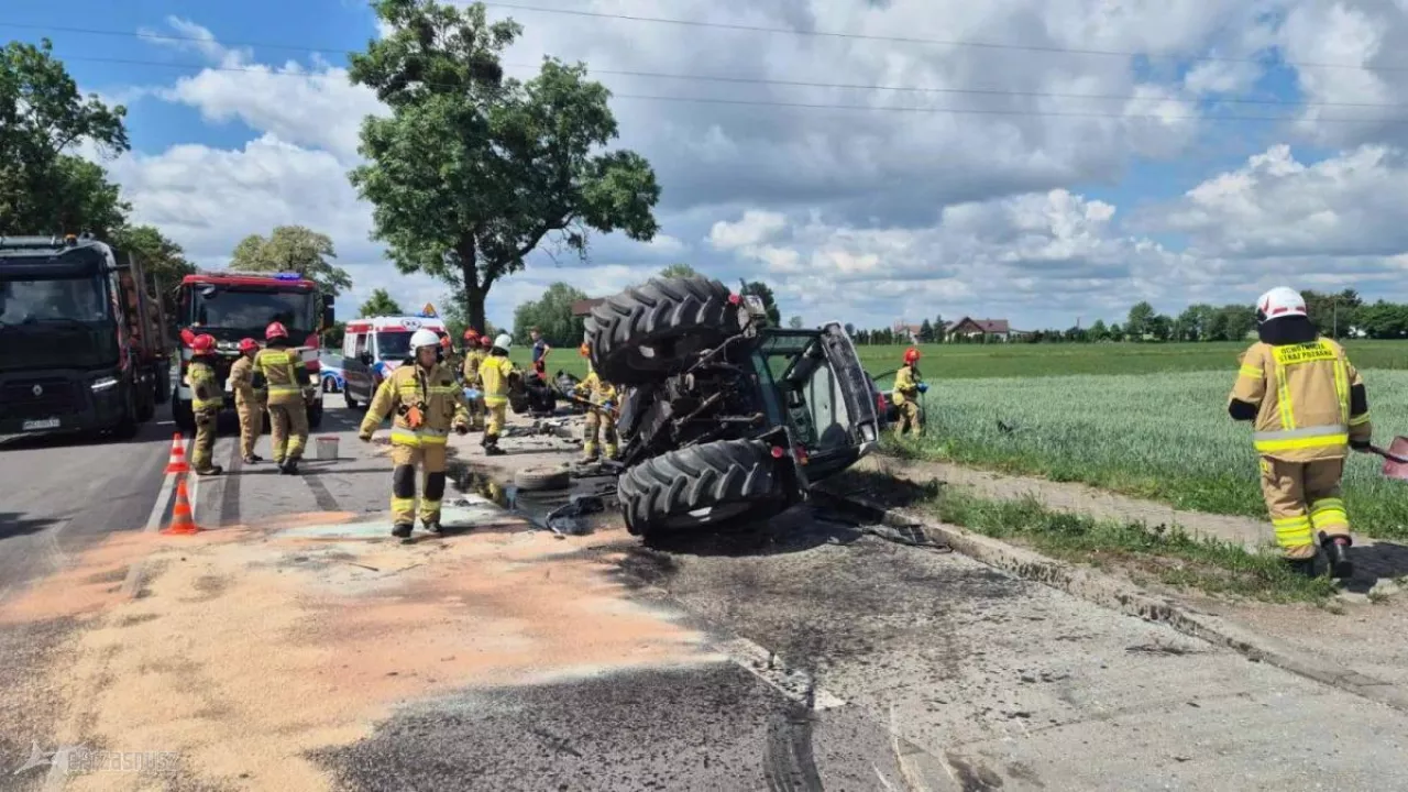 Po zderzeniu z autem ciągnik rolniczy Lamborghini przewrócił się na bok
