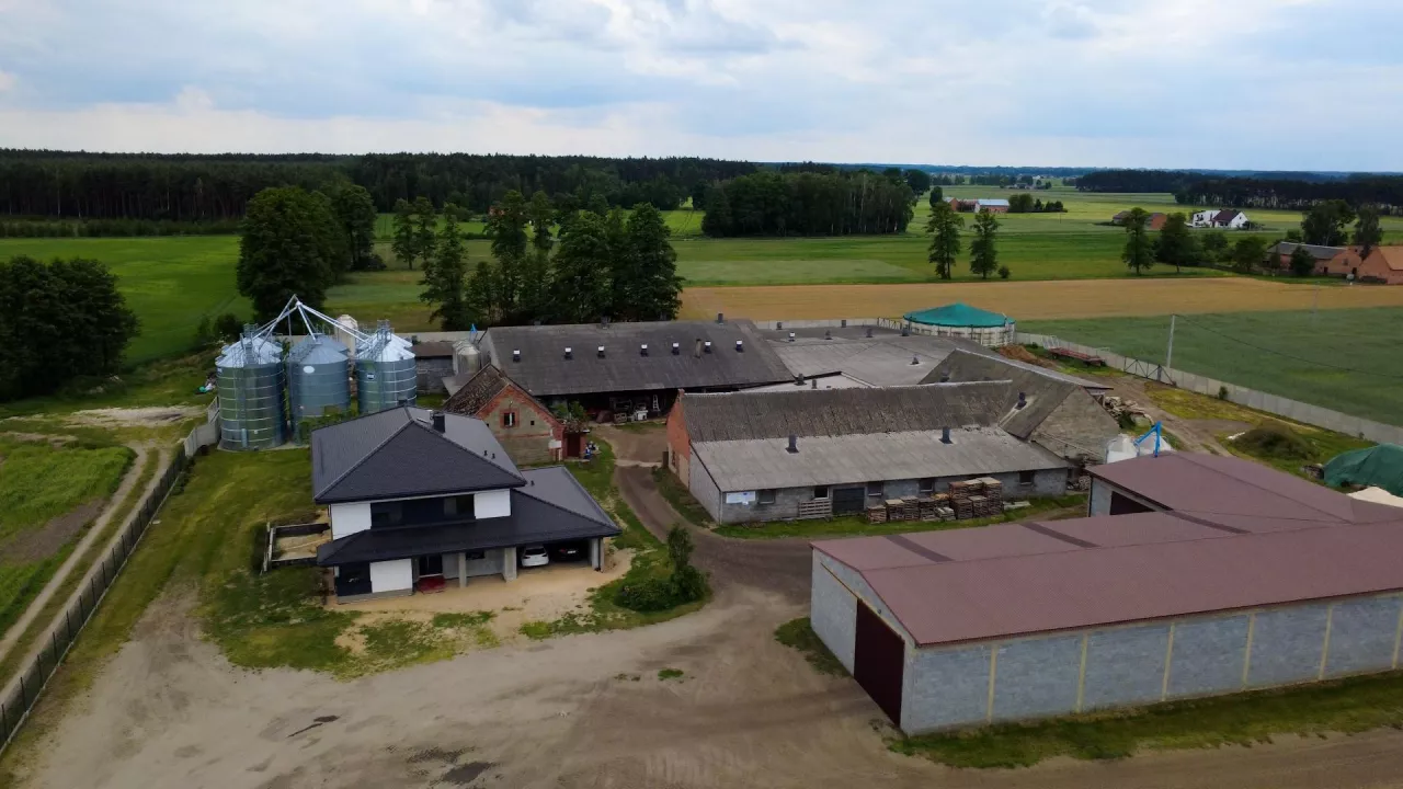Adamscy chcą uniknąć sytuacji, w której codzienne funkcjonowanie ich gospodarstwa prowadziłoby do ciąg­łych sporów z mieszkańcami domów jednorodzinnych na tle zapachów, hałasu czy innych uciążliwości. Chcą nadal mieszkać i pracować w tym miejscu