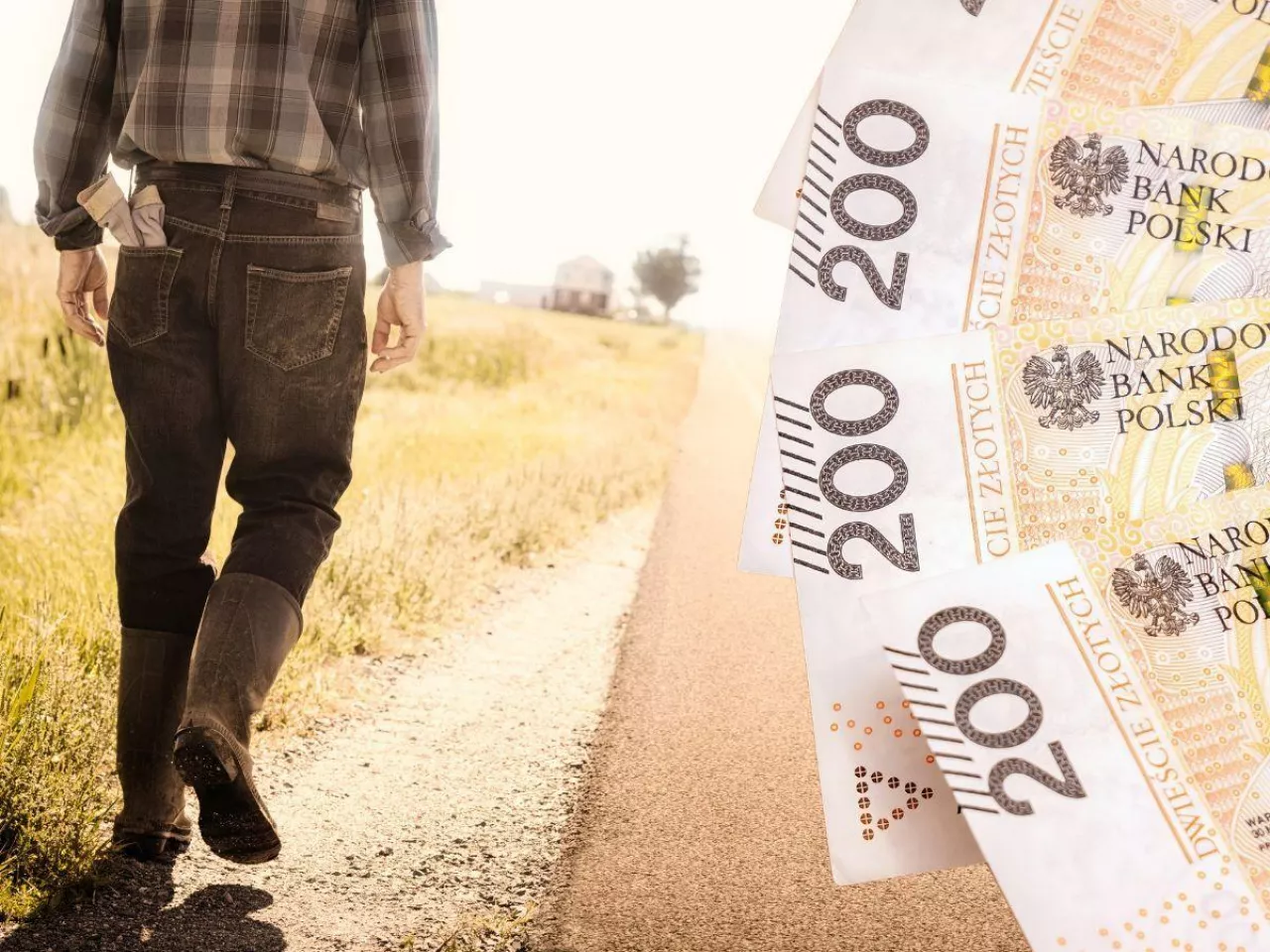 Rolnik idzie drogą wzdłuż pola uprawnego. Na drugim planie pieniądze