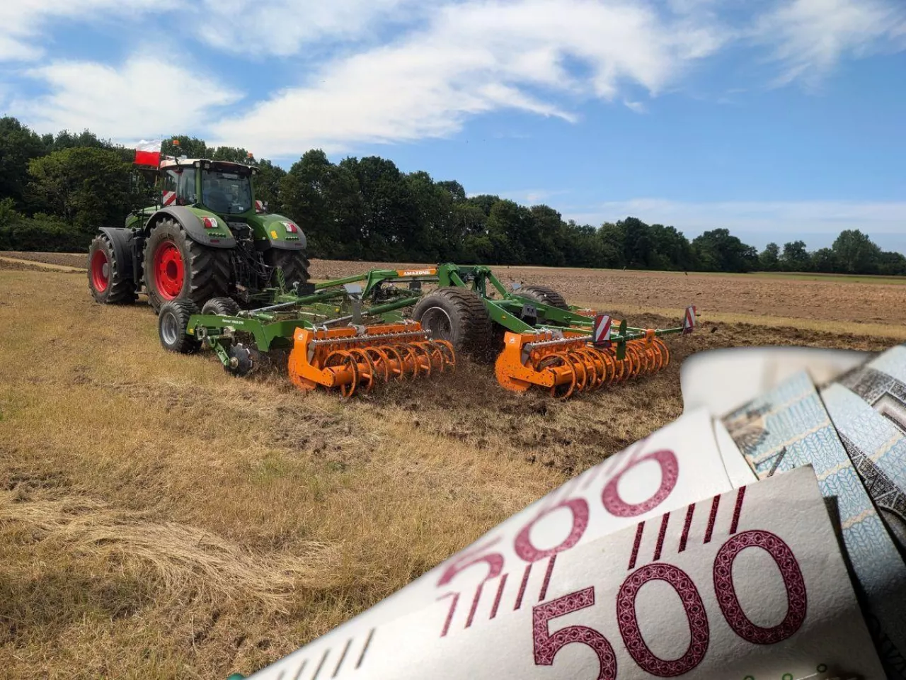 ciągnik na polu, na dole po prawej polskie banknoty