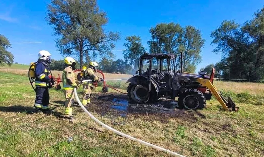 Ciągnik stanął w płomieniach. Kilka minut i nie było czego ratować