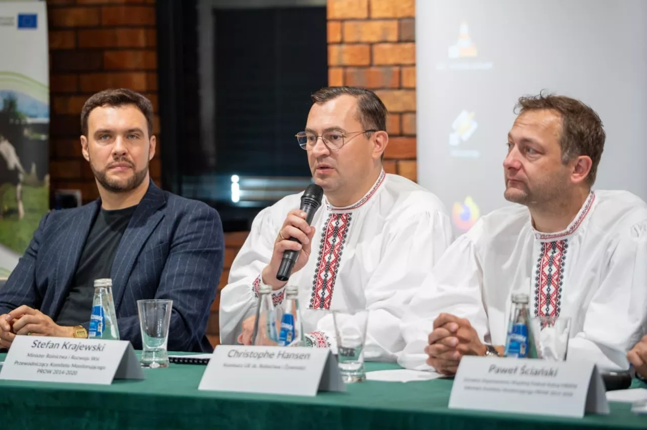 Minister Stefan Krajewski, unijny komisarz ds. rolnictwa Christophe Hansen oraz wiceminister Adam Nowak podczas Komitetu Monitorującego PROW+