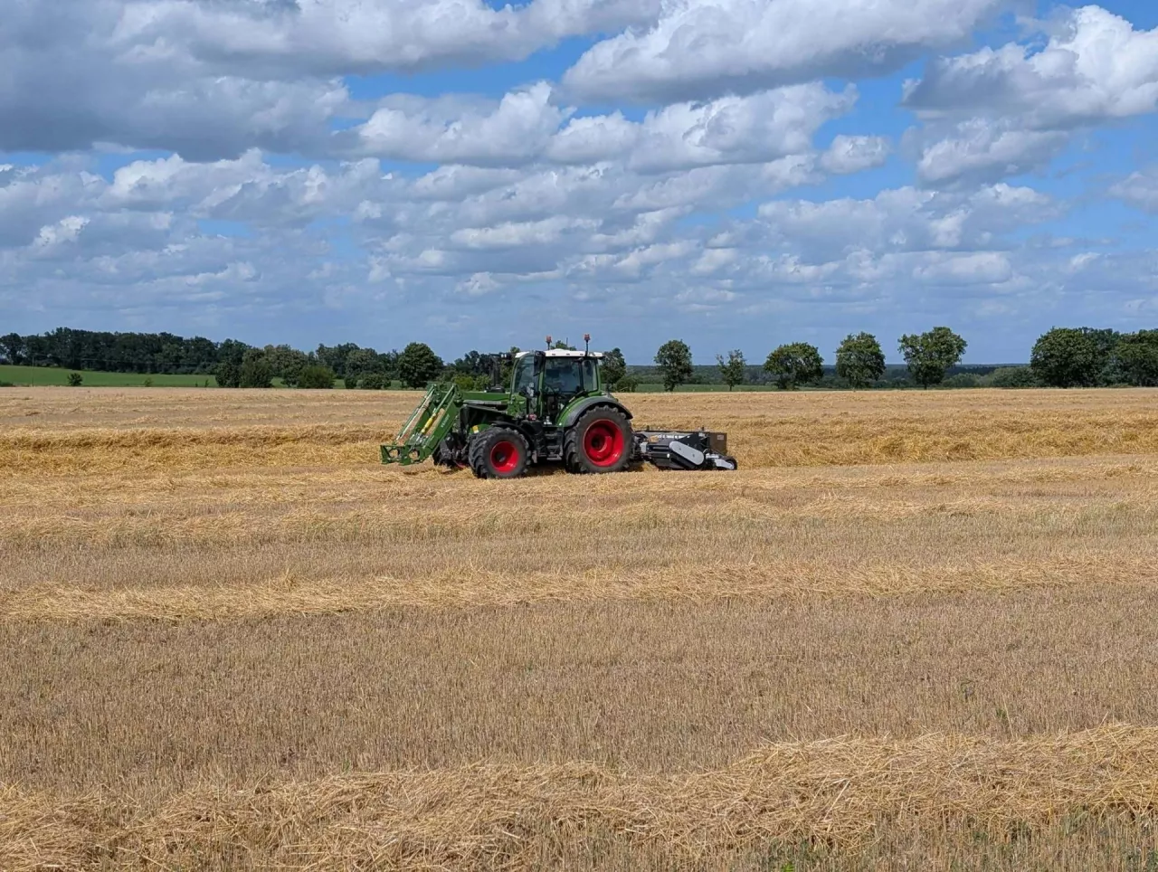 Czy KOWR automatycznie przedłuża umowę dzierżawy ziemi?