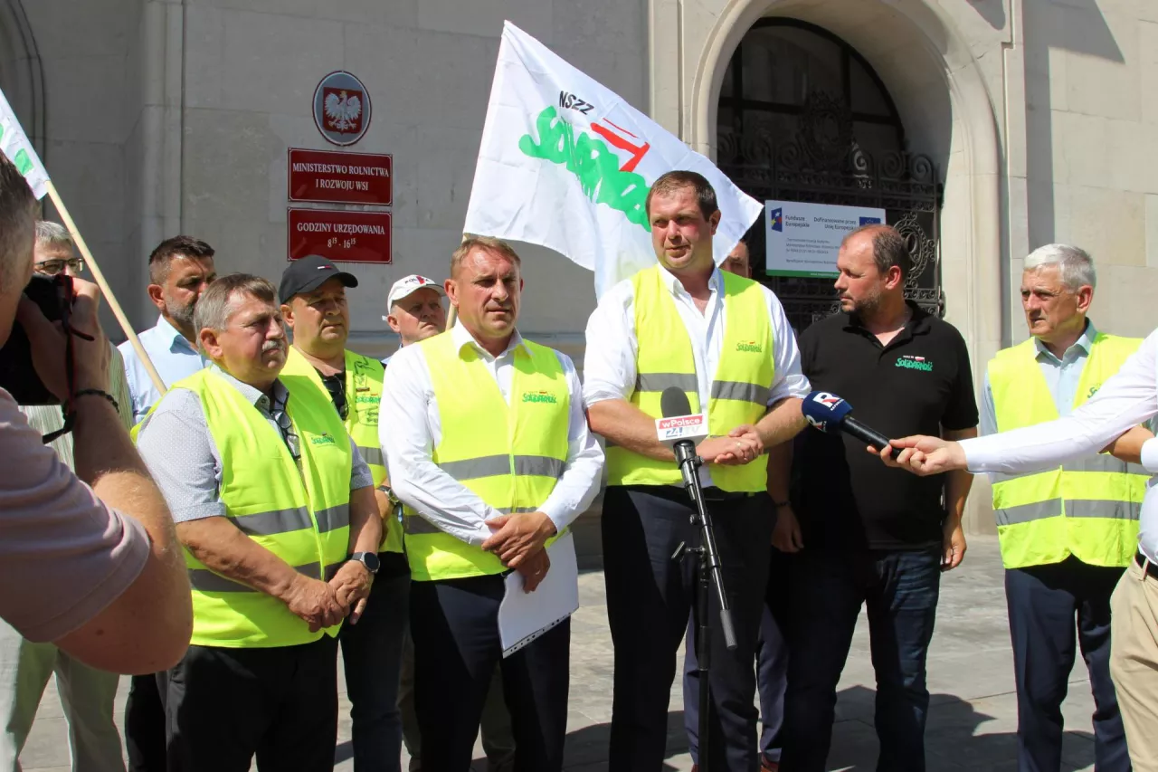 Konferencja związkowców przed gmachem MRiRW 30 czerwca