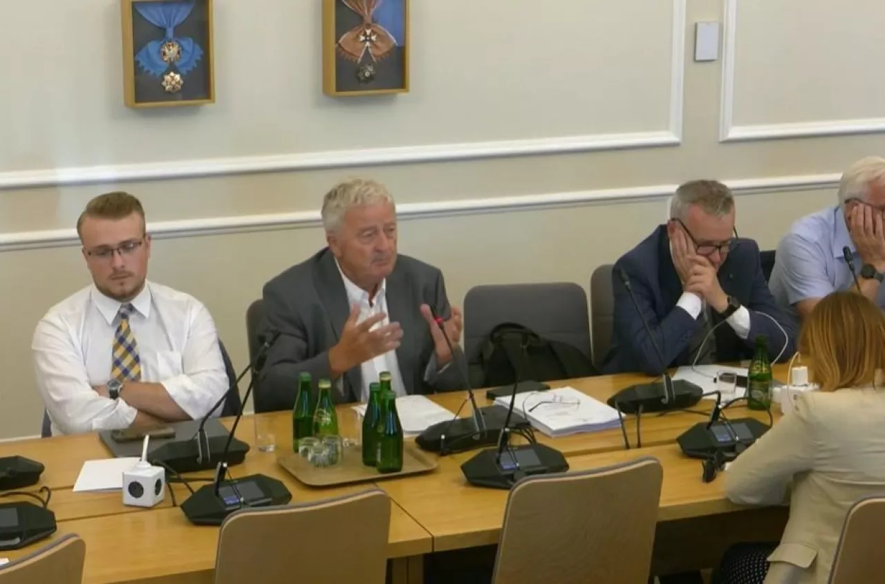 Dlaczego wsparcie nie trafia do rolników? Były minister: „Marnuje się cholernie dużo pieniędzy”
