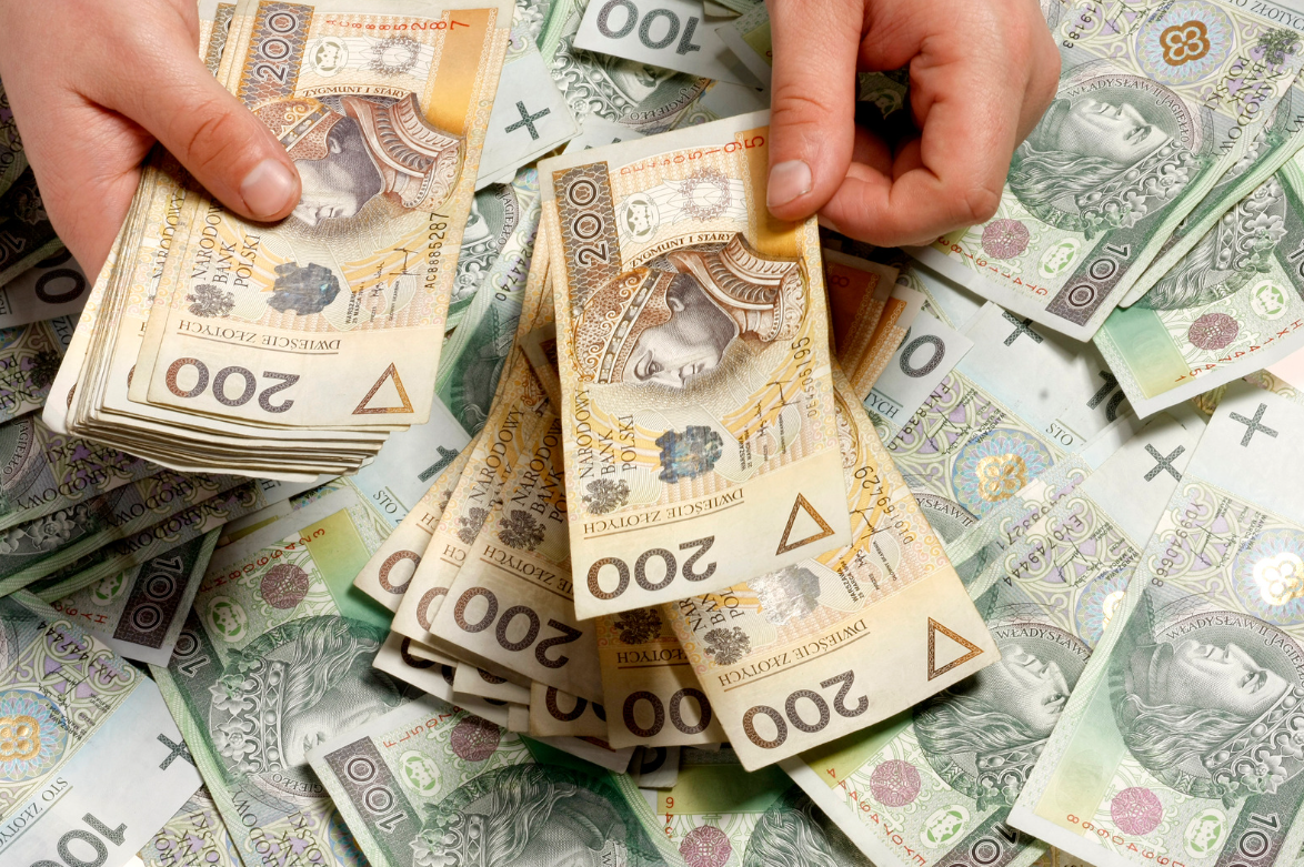 Kredyt po klęsce, na inwestycje lub zakup ziemi. Sprawdź, do czego dopłaca ARiMR