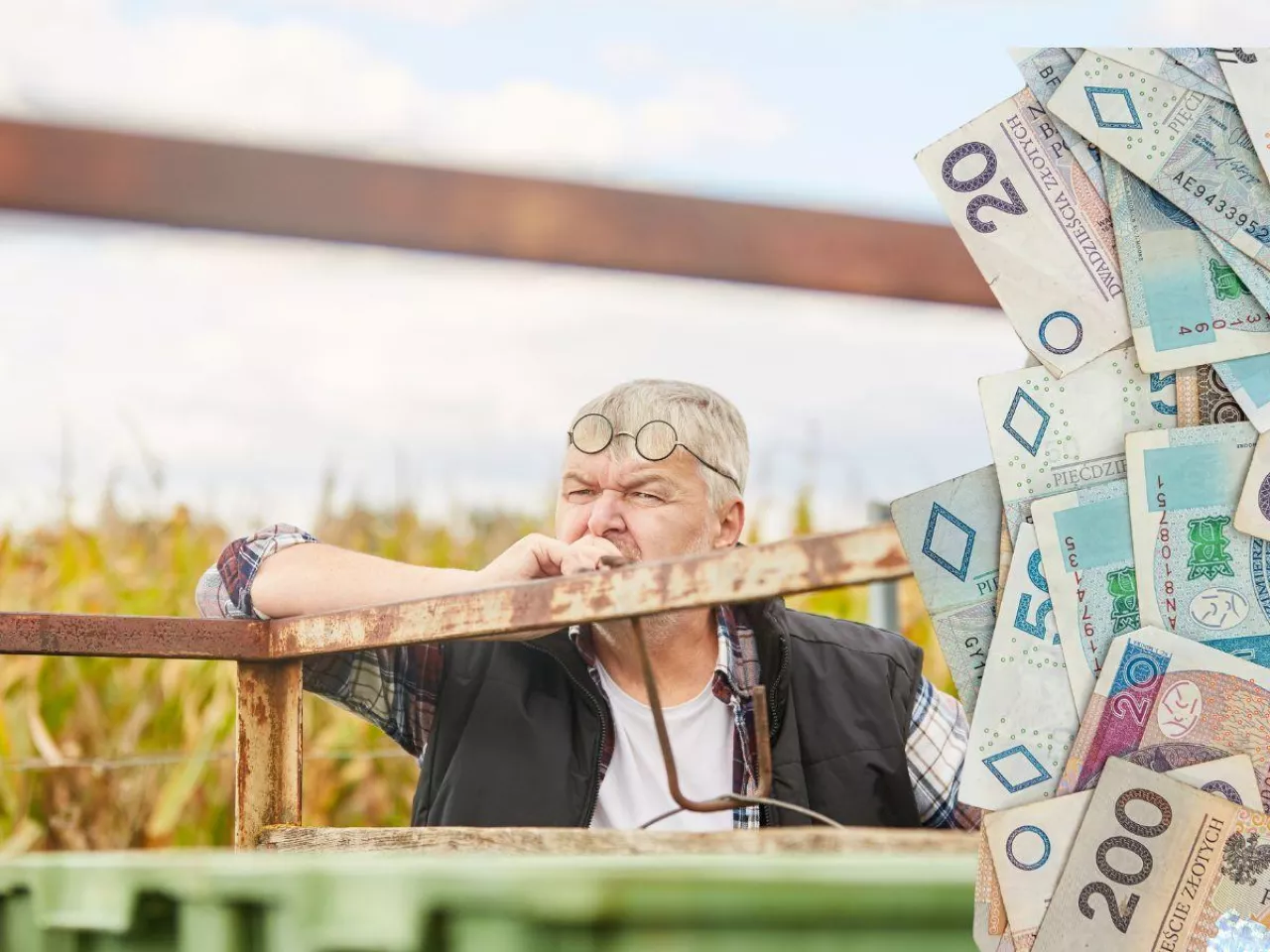 rolnik siedzi i patrzy przed siebie na pole, po prawej banknoty polskie
