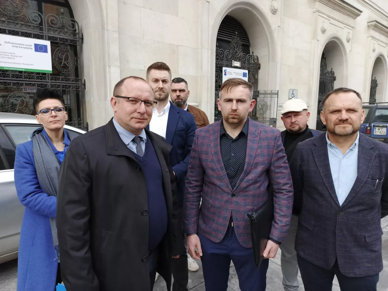 Członkowie OOPR przed MRiRW, zdjęcie ilustracyjne
