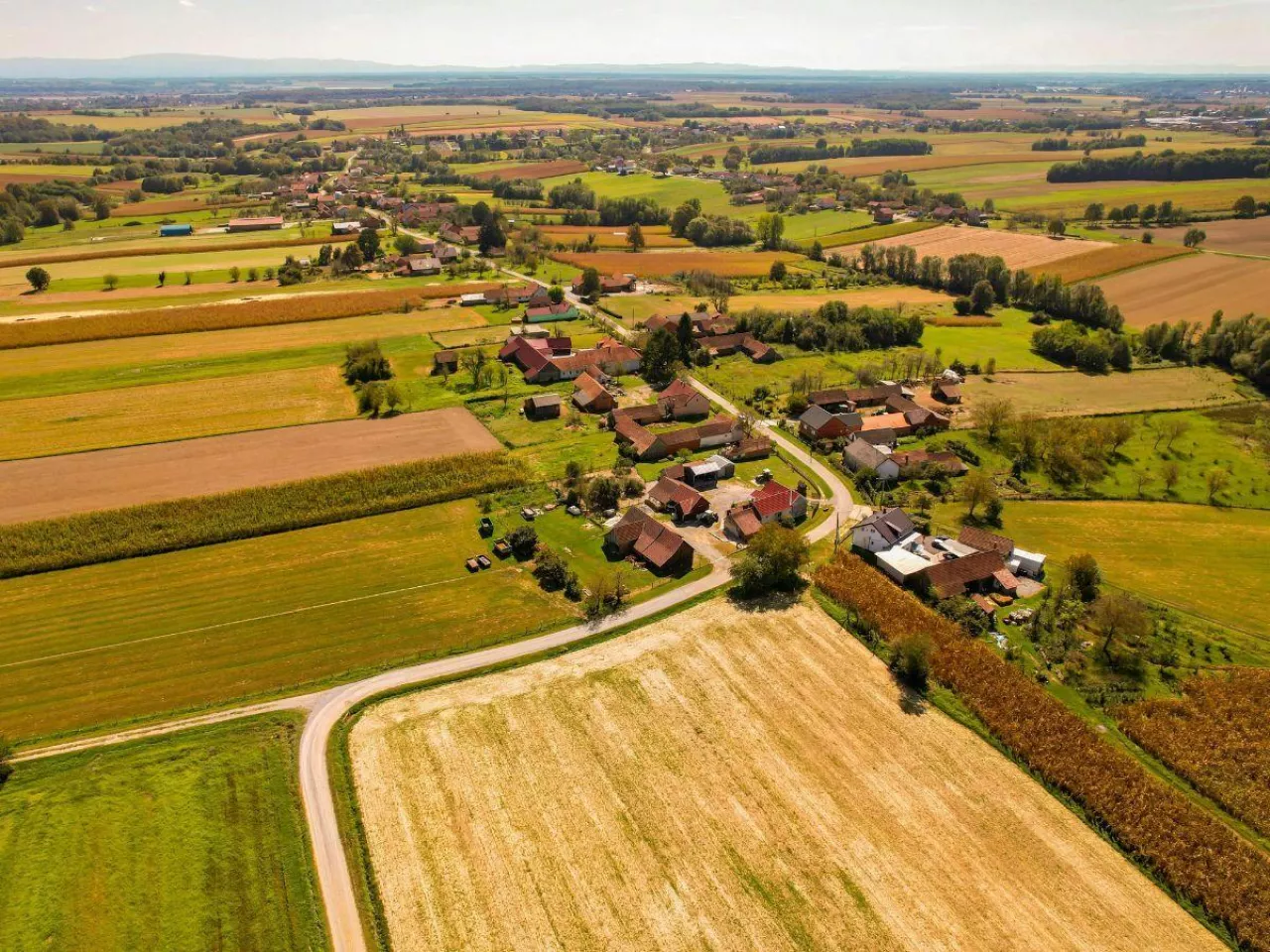 pola i wieś z lotu ptaka