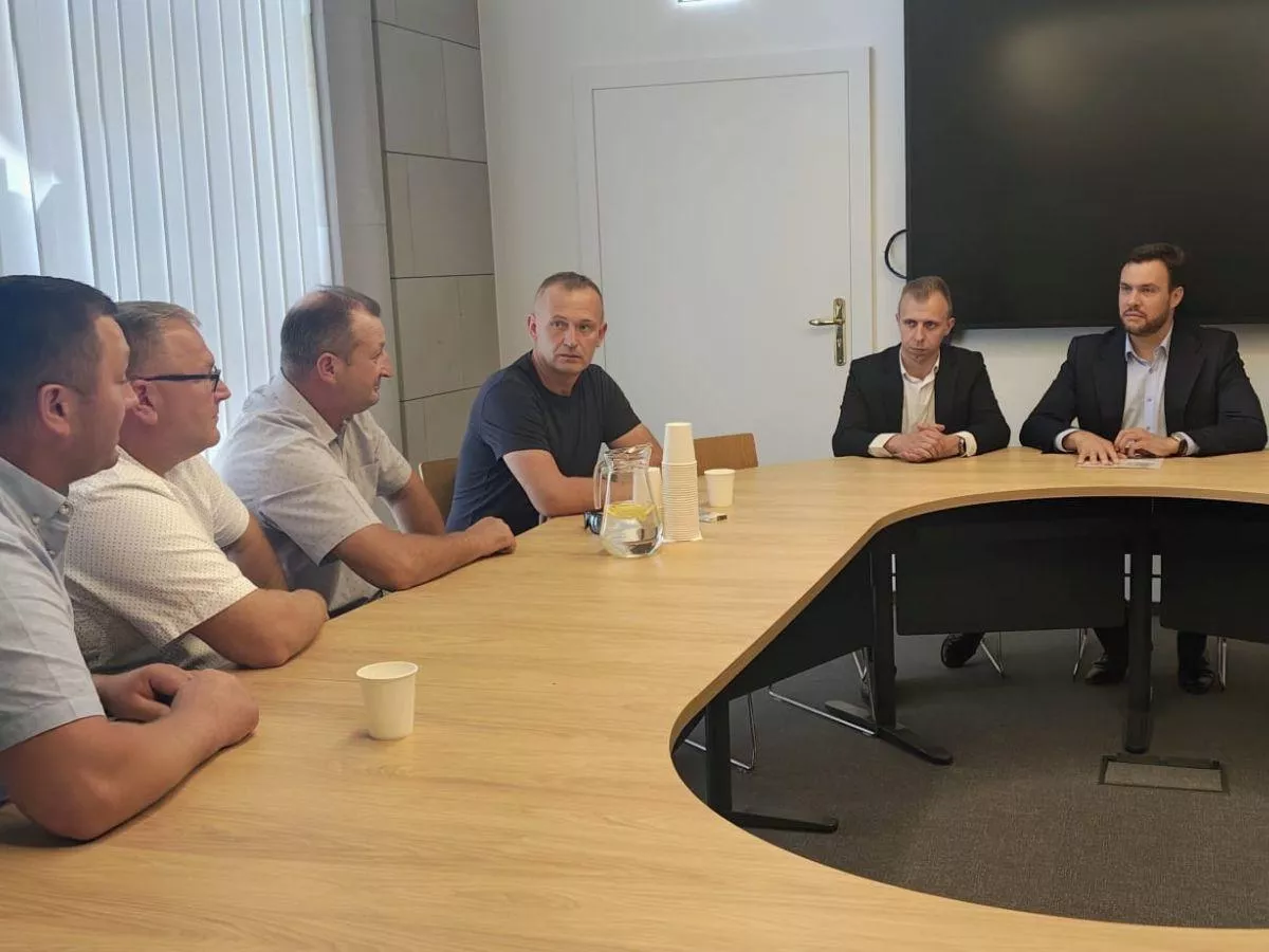 Przywieźli ministrowi worek ziemniaków. „Za chwilę będziemy je oddawać za darmo”