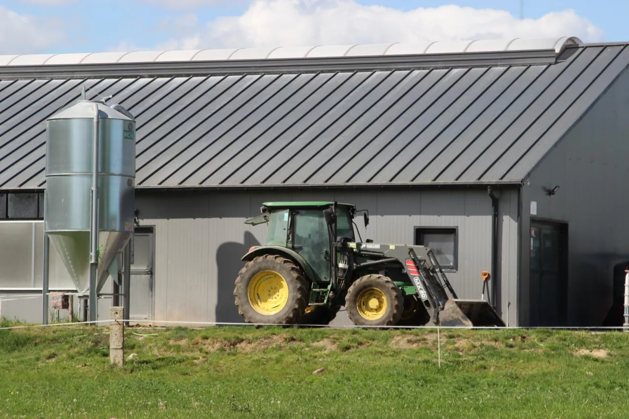 gospodarstwo rolne, traktor, obora
