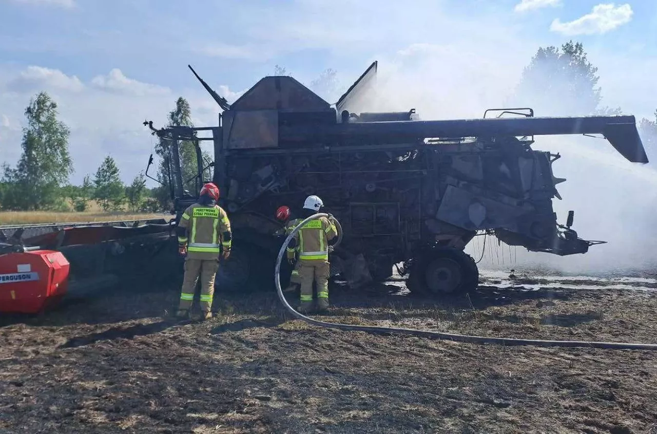 Massey Ferguson w płomieniach. Pożar kombajnu podczas żniw