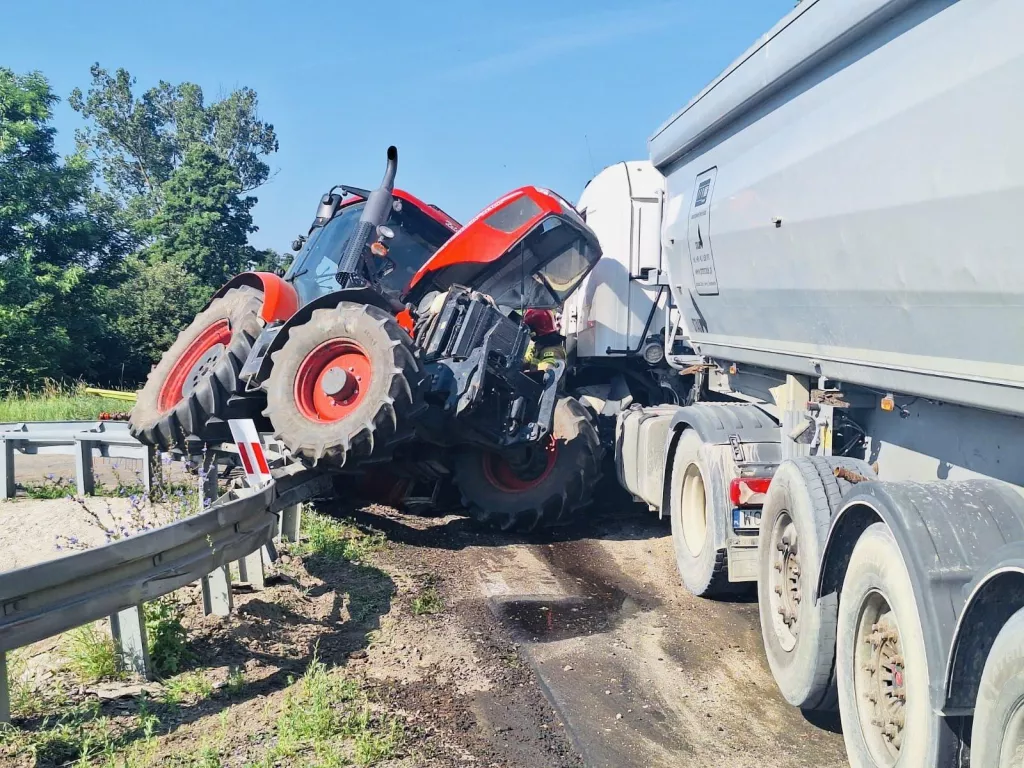 Groźny wypadek Zetora z ciężarówką. Rolnik wypadł z kabiny po zderzeniu