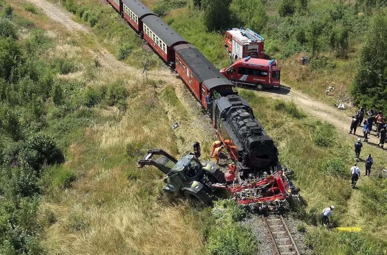 Zderzenie ciągnika rolniczego z lokomotywą. Straty sięgają miliona złotych