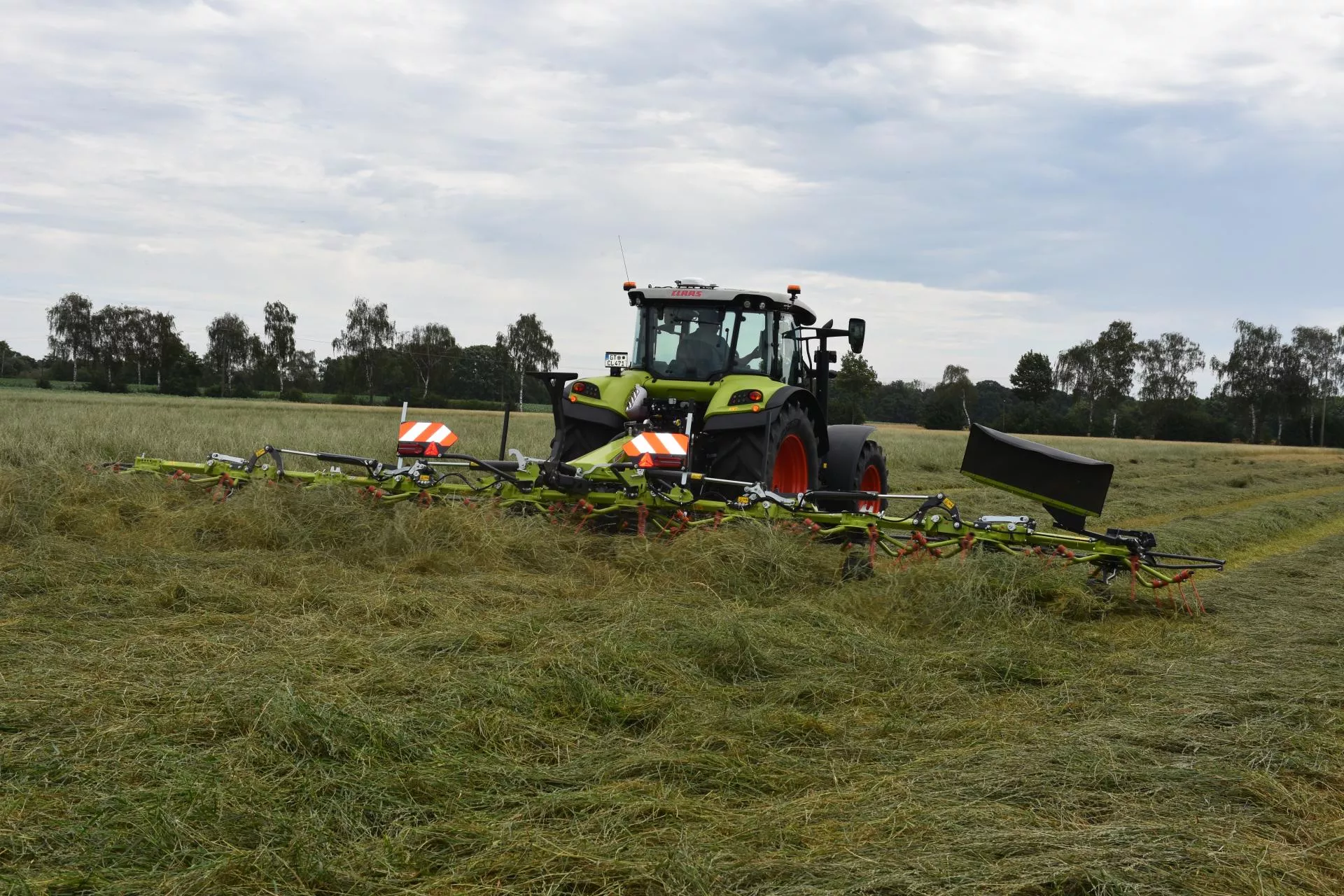 CLAAS pokazał nowe przetrząsacze VOLTO. Flagowy model ma aż 10,8 m szerokości