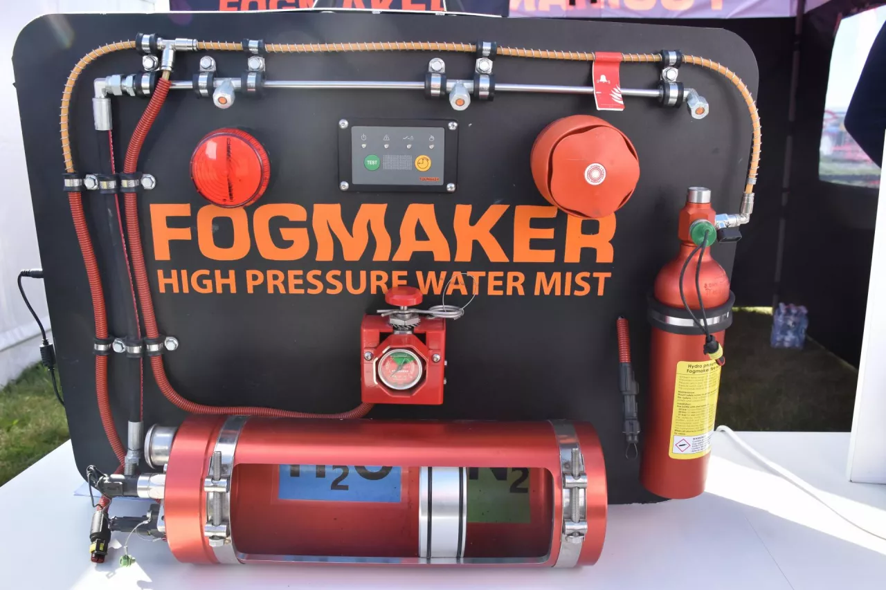 Kiedy wewnątrz maszyny temperatura podniesie się do wartości krytycznej, Fogmaker uruchamia mgłę, która zapobiega rozprzestrzenieniu się ognia