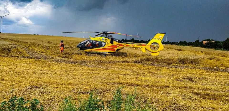 Pożar w żniwa. Helikopter LPR zabrał kombajnistę, a z maszyny został tylko szkielet