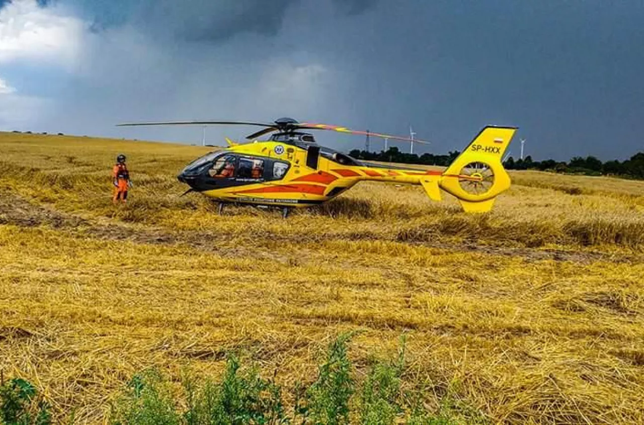 Pożar w żniwa. Helikopter LPR zabrał kombajnistę, a z maszyny został tylko szkielet