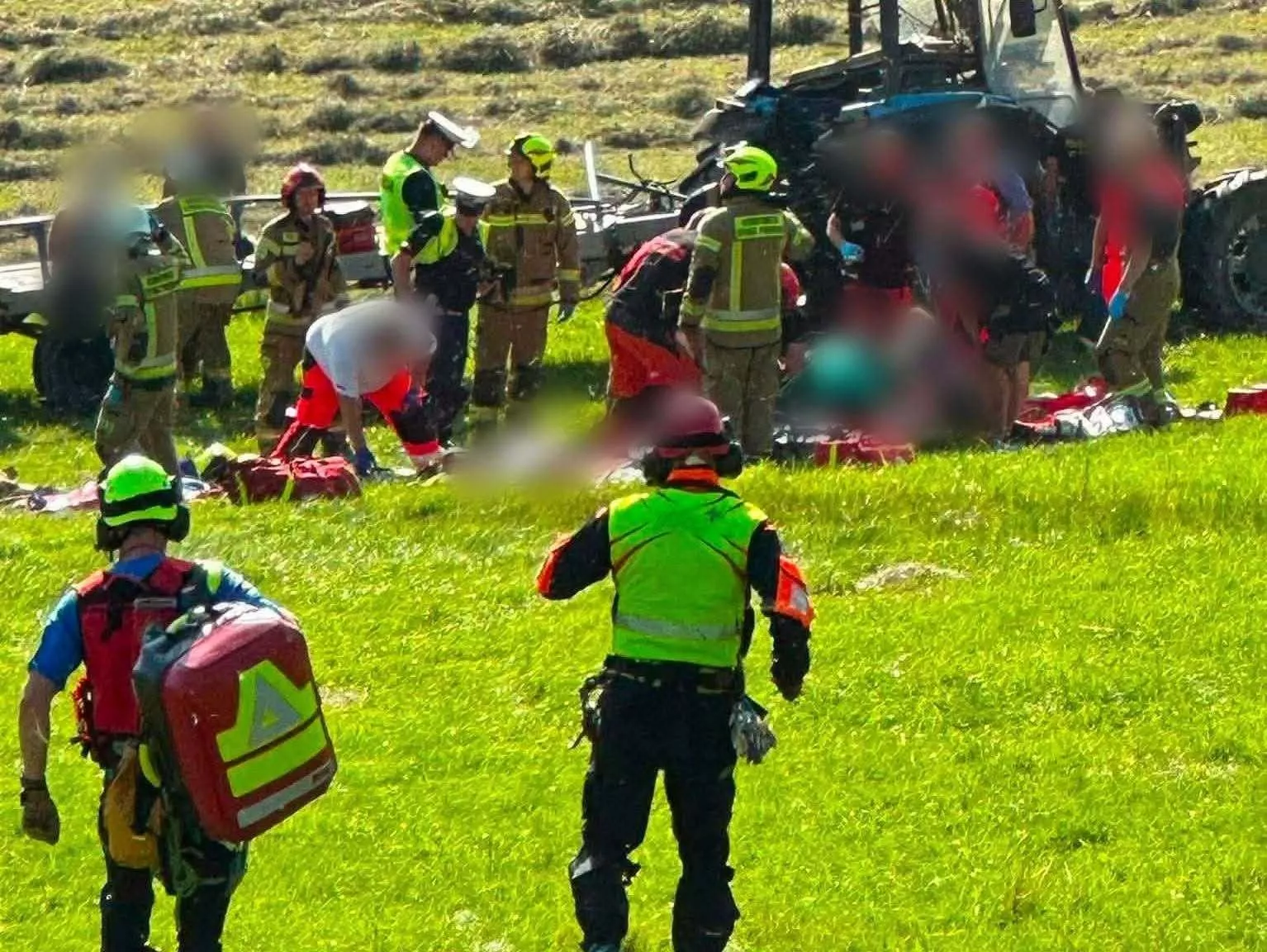 Dwie osoby ranne po dachowaniu ciągnika. W akcji ratunkowej helikopter TOPR