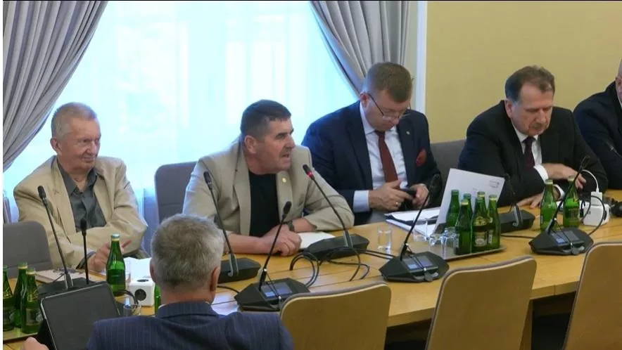 „Nie bierzcie diet, tylko przyjdźcie do obory”. Rolnik ostro do posłów
