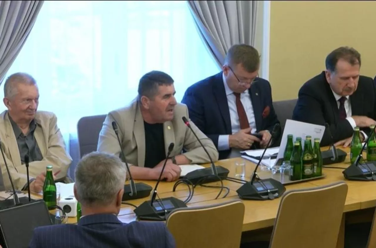 „Nie bierzcie diet, tylko przyjdźcie do obory”. Rolnik ostro do posłów