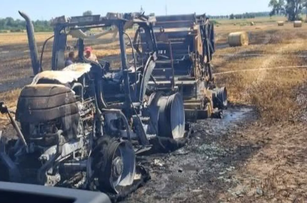 Spłonął ciągnik, belownica i hektar rżyska. Pożar podczas prac polowych