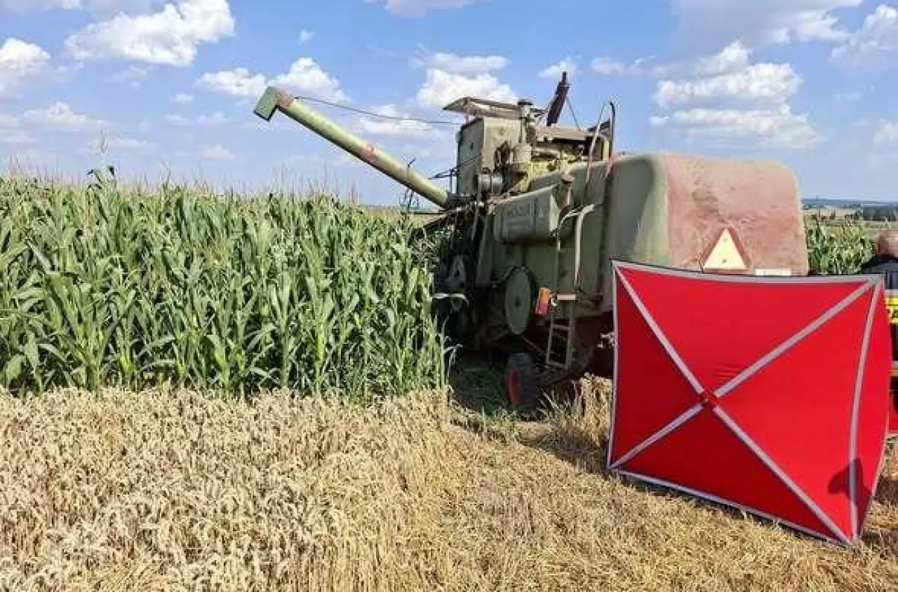 Śmierć w żniwa. 73-letni rolnik zginął pod kołami kombajnu