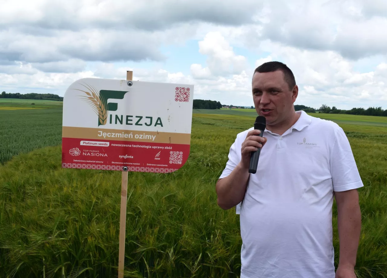 Jacek Gawroński, kierownik produkcji roślinnej w Agro-Fundusz Mazury podkreśla, że jęczmień ozimy jest w strukturze zasiewów gospodarstwa co roku, bo pomaga walczyć z uciążliwym i odpornym wyczyńcem polnym