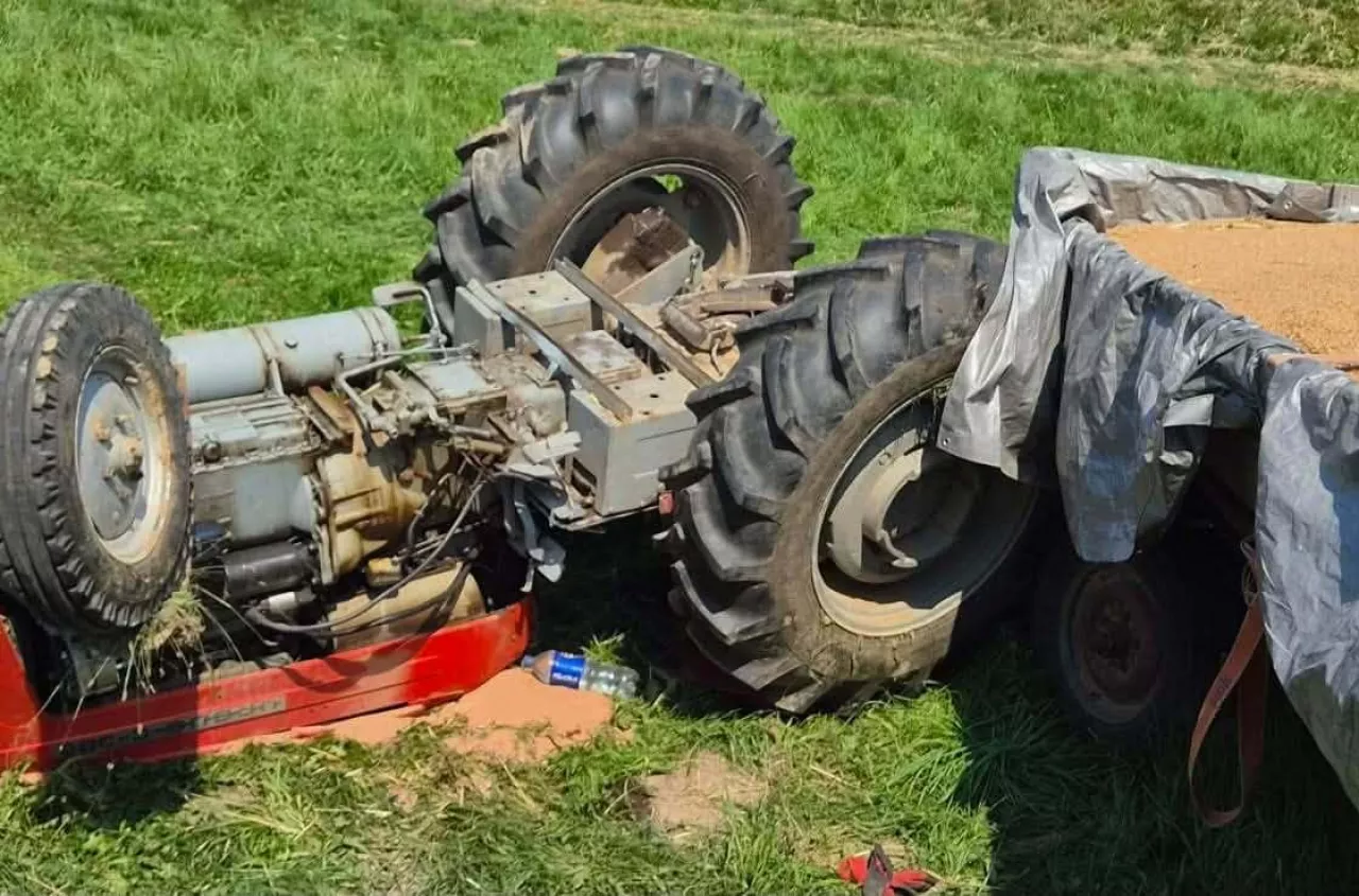 Ciągnik ze zbożem przewrócił się na rolnika. Po 53-latka przyleciał helikopter LPR