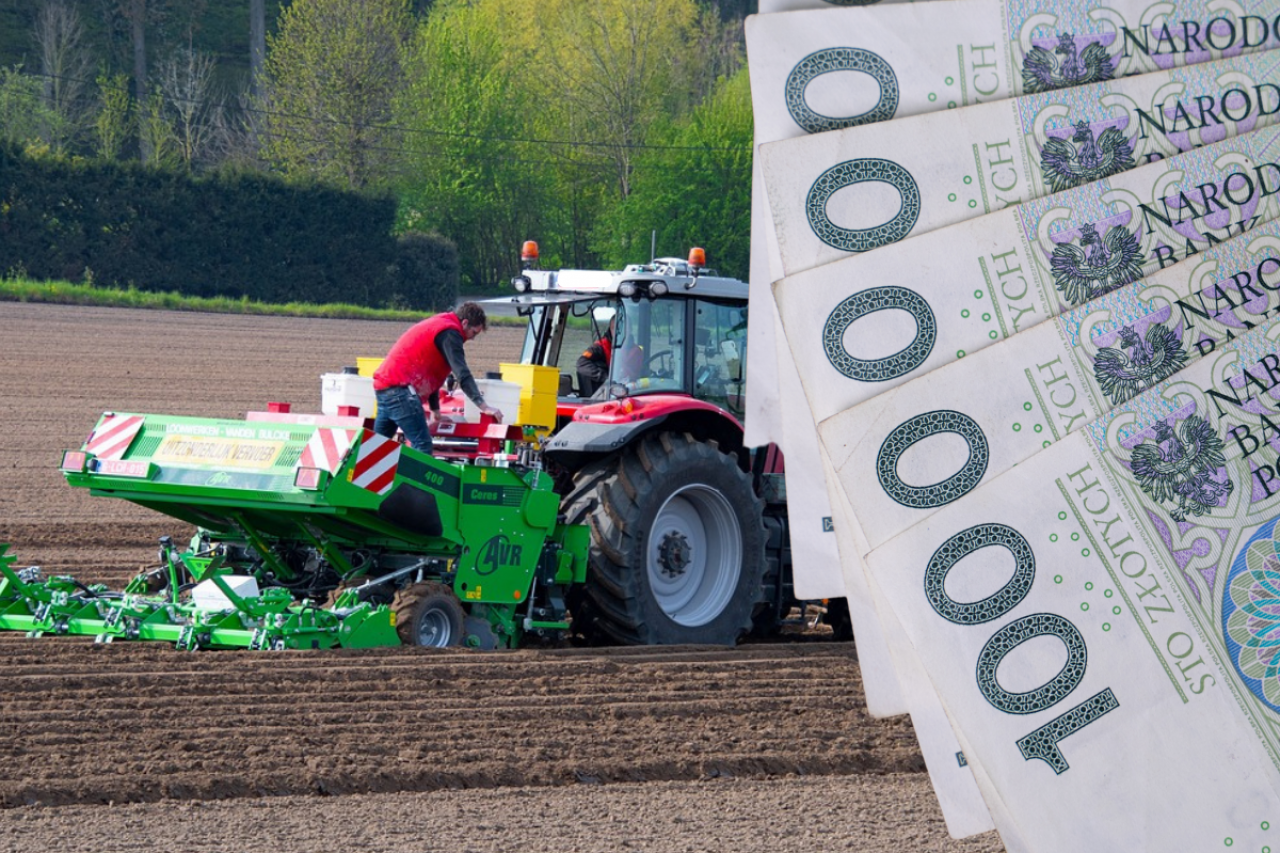 maszyna rolnicza na polu, po prawej banknoty polskie