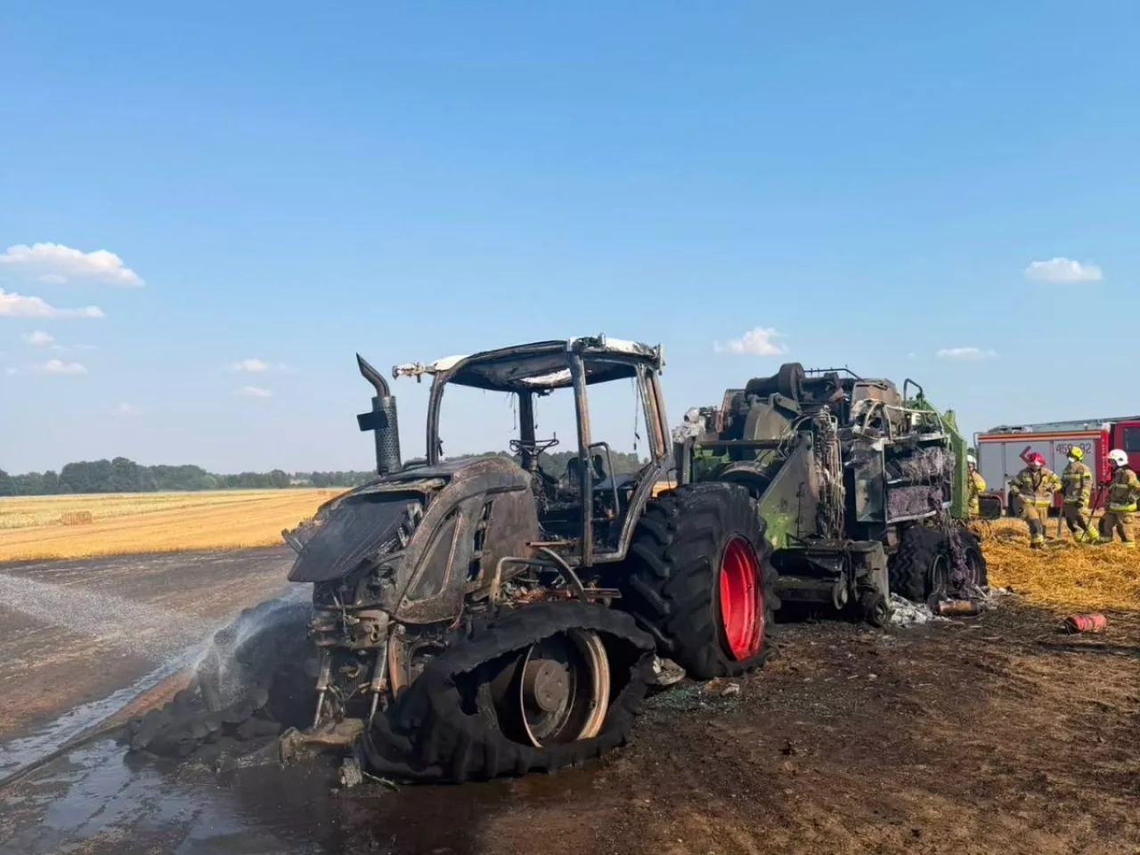 Pożar ciągnika rolniczego i prasy do słomy
