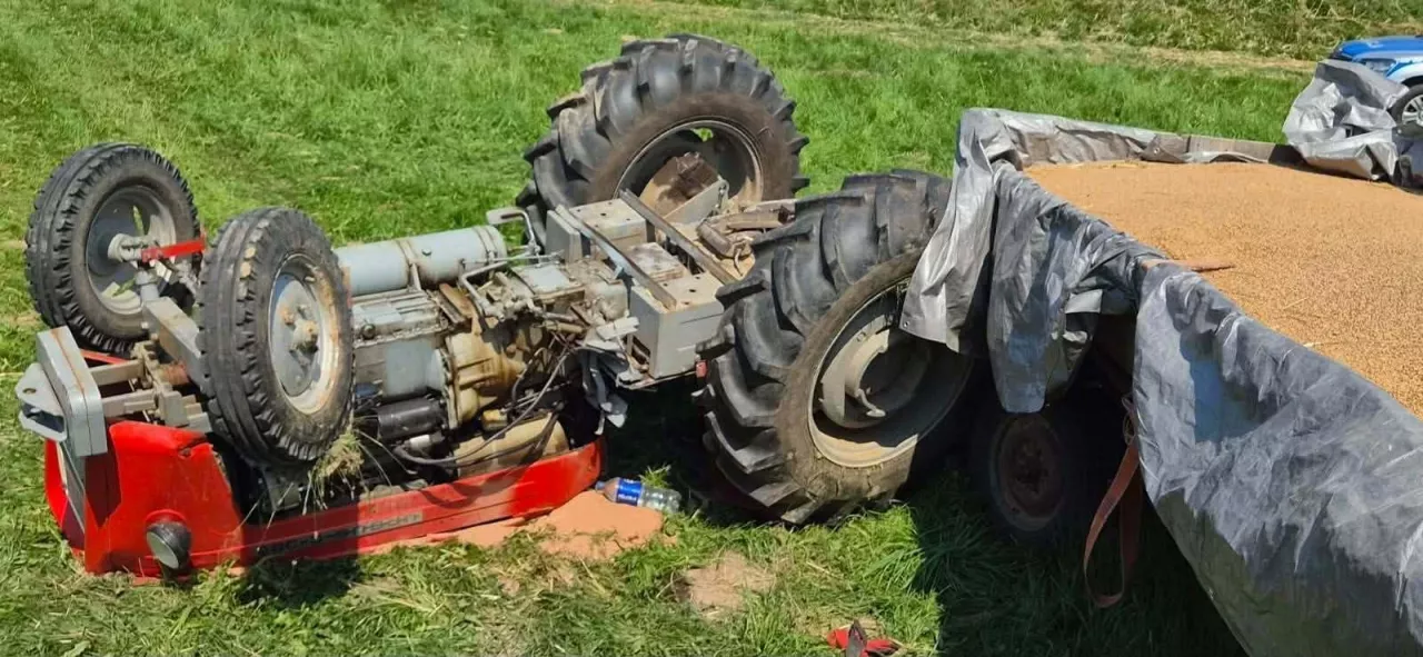 Ciągnik rolniczy przewrócił się na wzniesieniu i przygniótł kierującego nim 53-latka