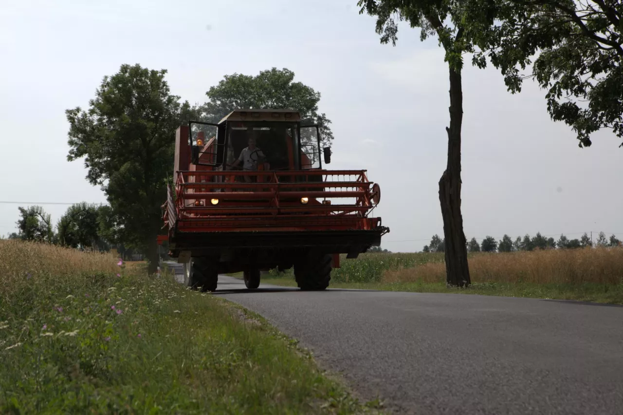 kombajn na drodze