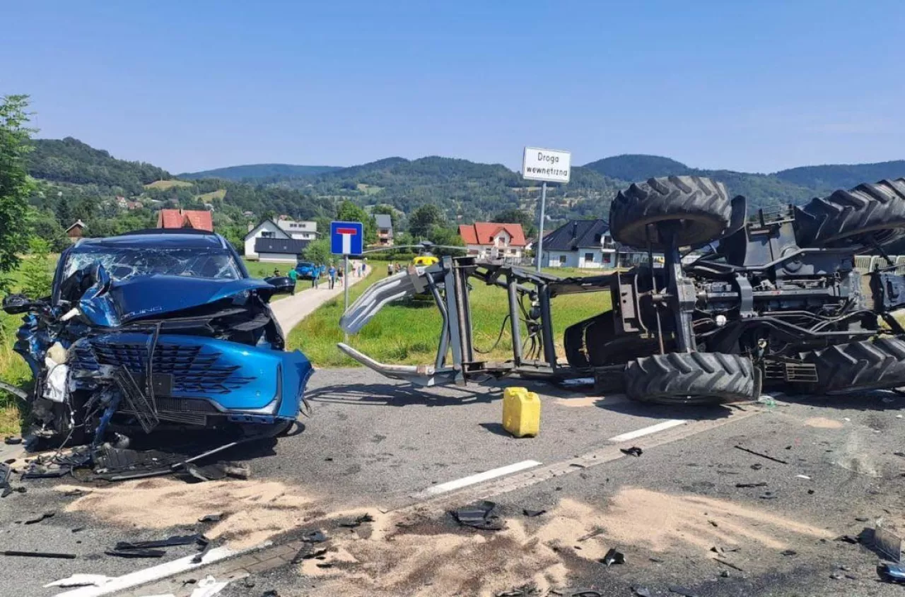 20-letni traktorzysta ranny w zderzeniu z osobówką. Po rolnika przyleciał LPR