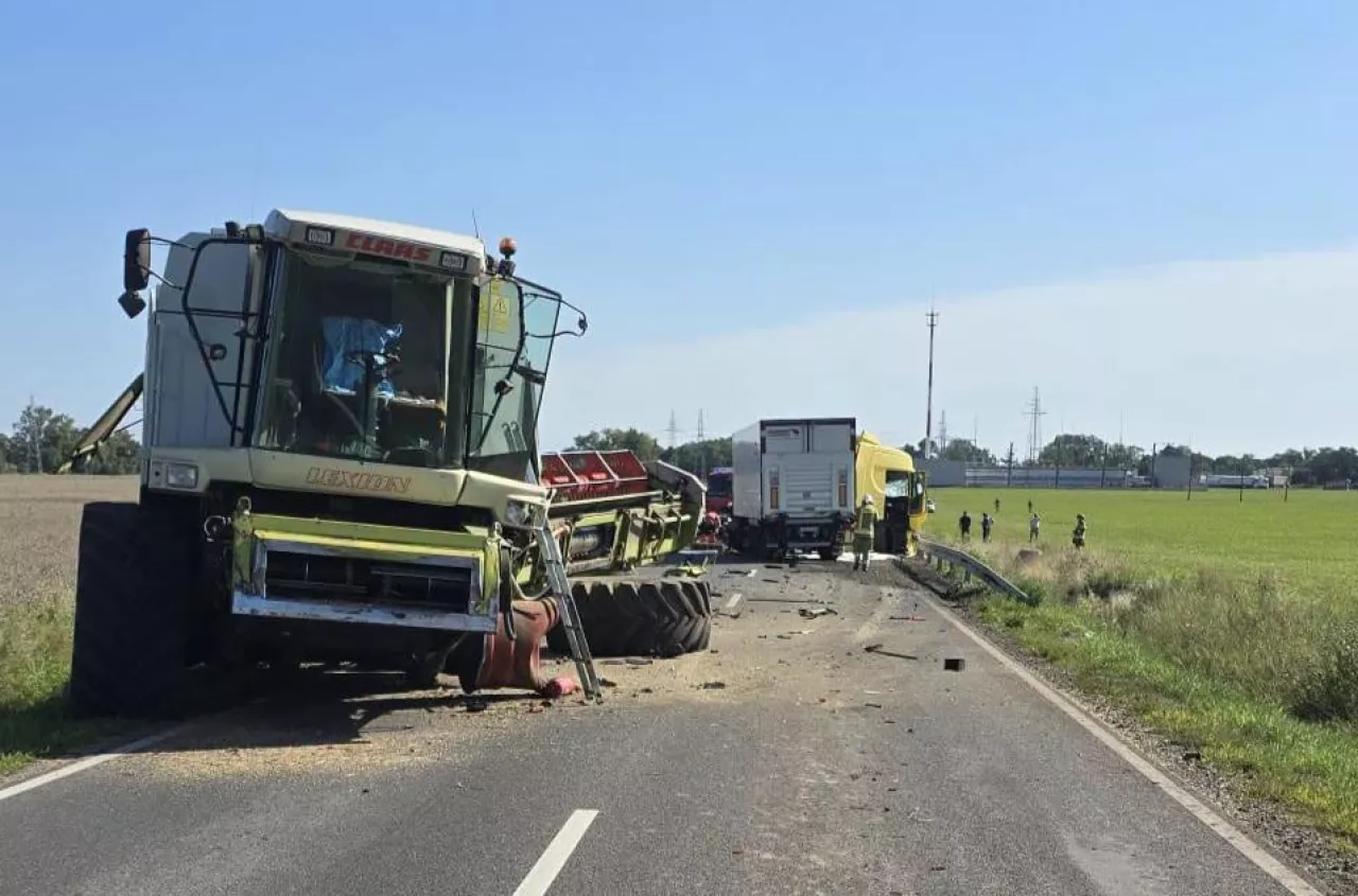 Ciężarówka wjechała w kombajn. Potężny Claas Lexion aż zgubił koło